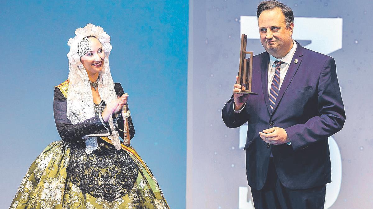 La Bellea del Foc, Marina Niceto, junto al presidente del Gremio de Artistas de Hogueras, Joaquín Rubio, que recogió el premio al colectivo. |