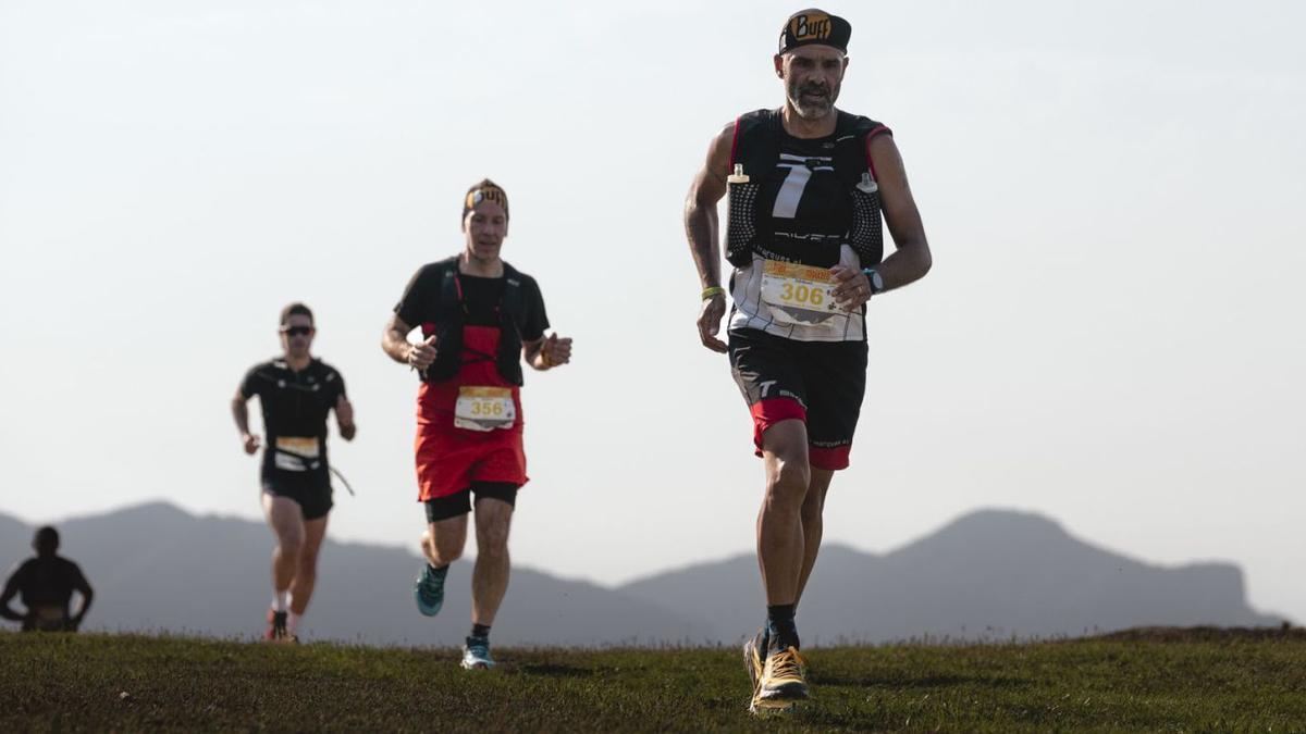 Un grup de corredors de la setena edició del Trail de Moixeró travessen un formós paratge a la zona del coll de l’Escriga (Gisclareny) | CARLES ITURBE/TRAIL DEL MOIXERÓ