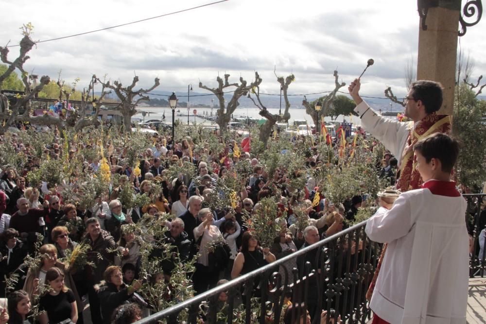 La procesión de "La Borriquilla" abre la Semana Santa en Cangas. // S. Álvarez