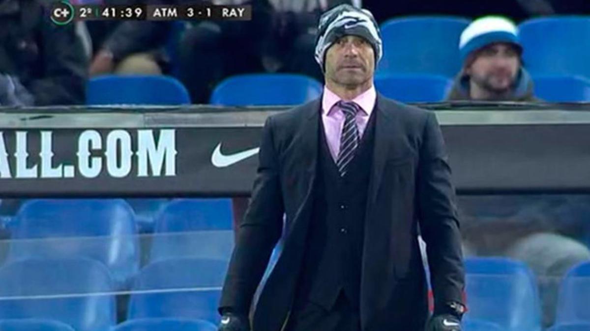 Paco Jémez salió a dar instrucciones a sus jugadores con este singular gorro