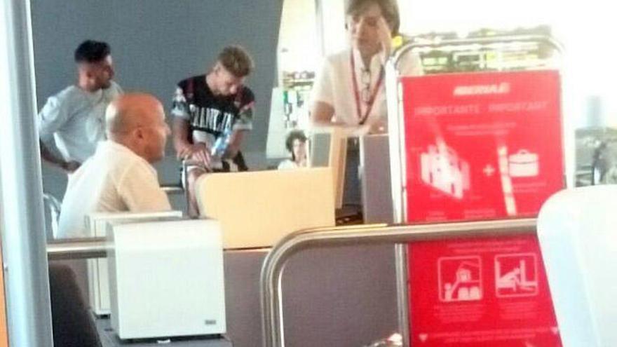 Samu García y Samu Castillejo, en el aeropuerto antes de viajar ayer a Valencia.