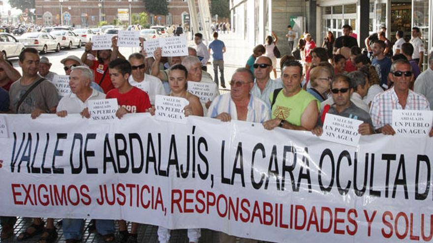 Vecinos durante una protesta el pasado año.