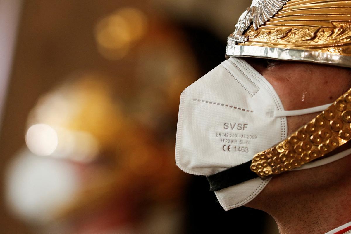Una guardia de honor Corazzieri a la entrada del Studio alla Vetrata en el Palacio Quirinale en Roma.