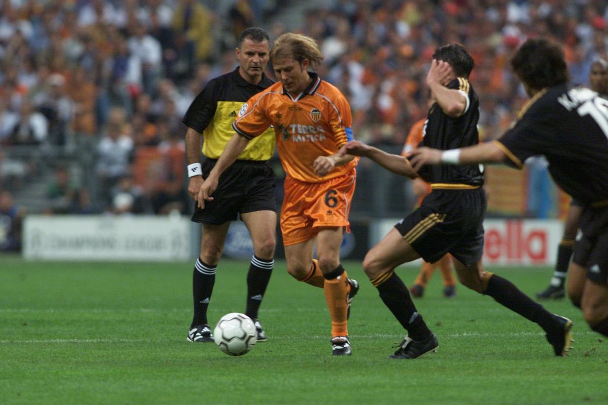 Mendieta con la camiseta de Luanvi en la final de Champions contra el Madrid en París en 2000.