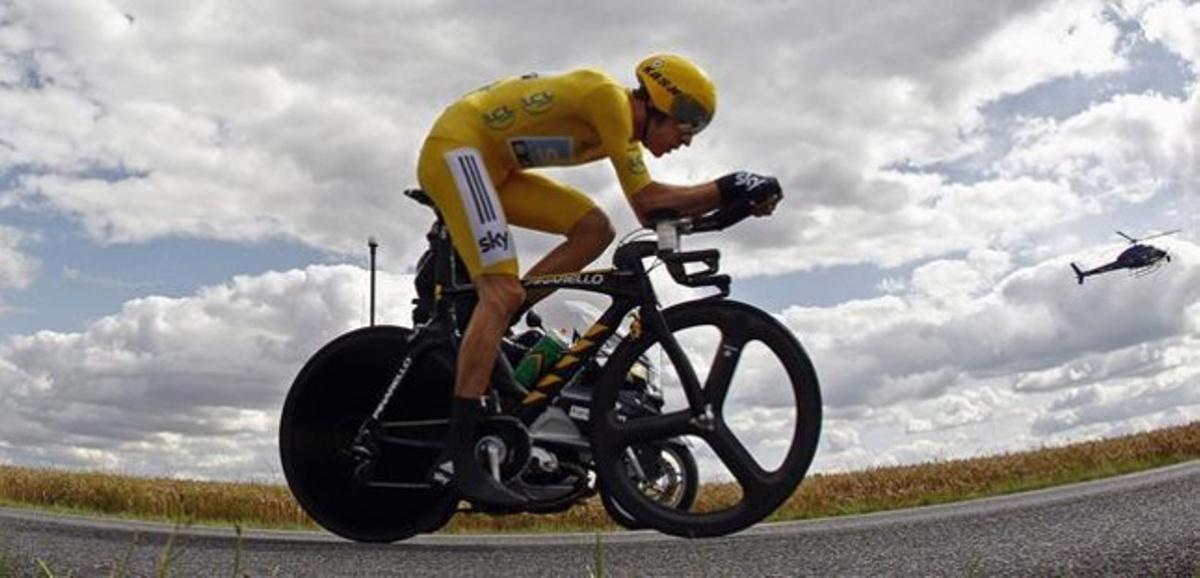 Wiggins roda durant la contrarellotge, camí de Chartres.