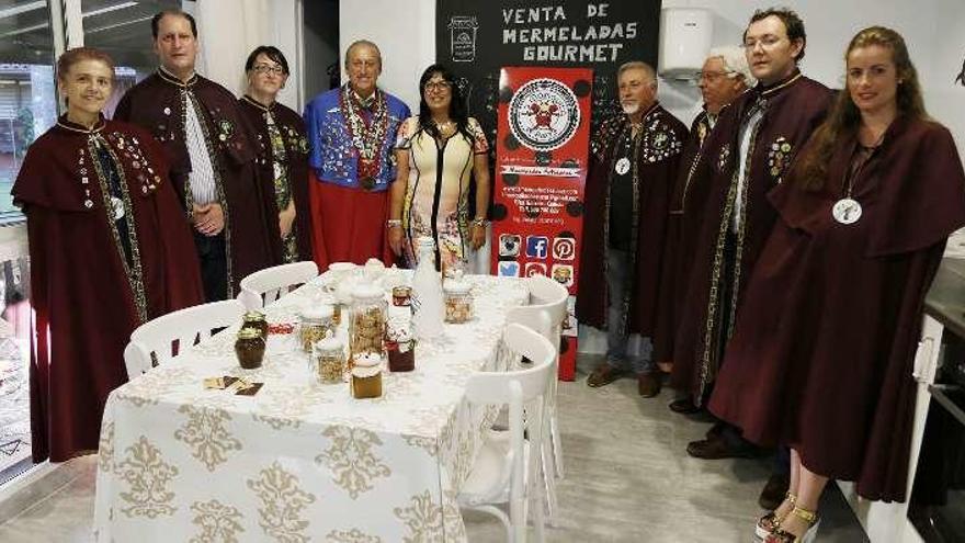 La comitiva visitó el obrador de La Mariquita de Azúcar . // Faro