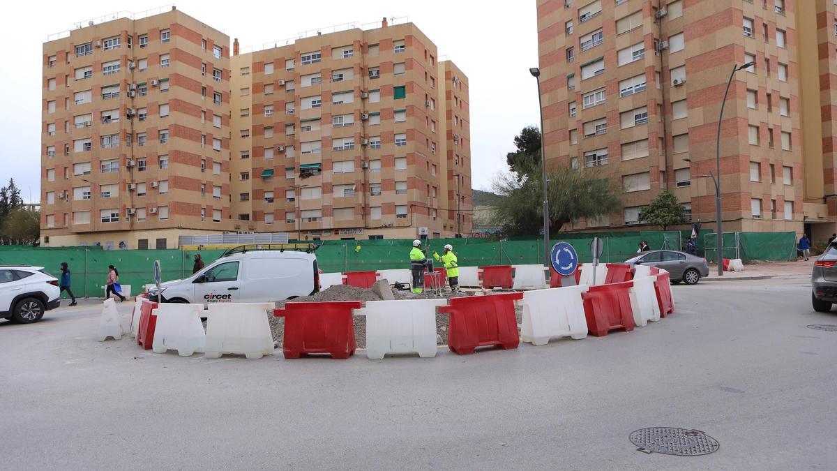 Operarios en la rotonda junto al paso a nivel, ya demolida.