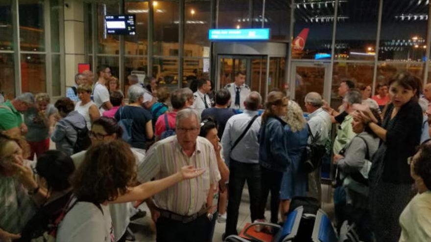 Atrapados en Bulgaria un grupo de 39 grancanarios por un avería en un avión