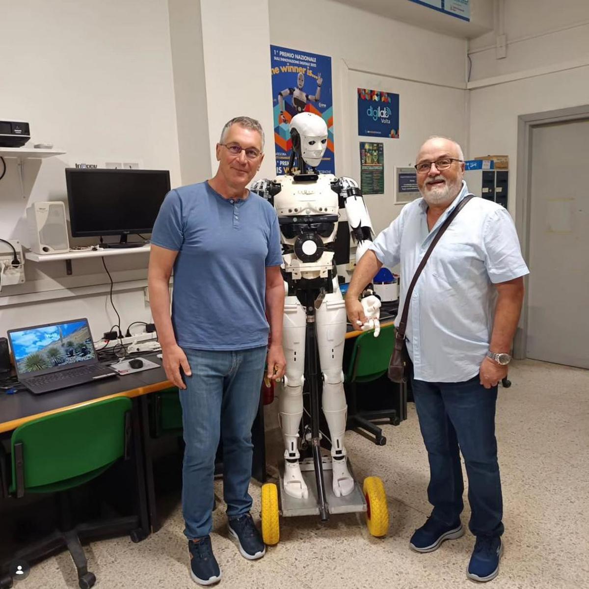 Abaixo, o profesor Carlos Costas (dereita), da especialidade de Metal, na experiencia job shadowing en Frosinone (Italia).
