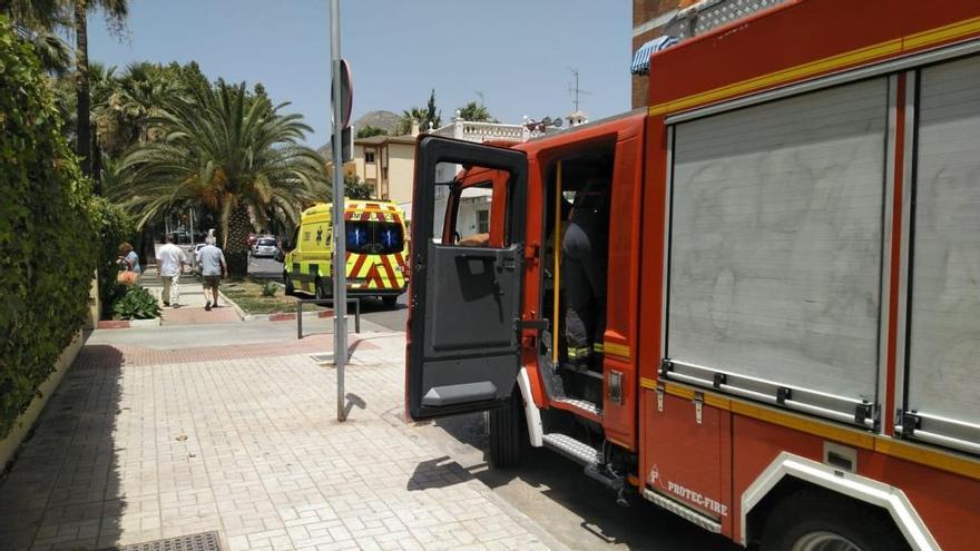 Camión de bomberos de Málaga y ambulancia en una imagen de archivo.