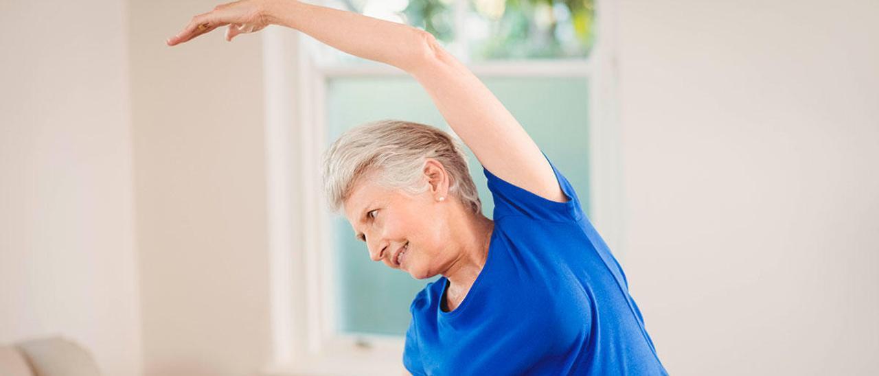 Este es el ejercicio físico más adecuado para personas mayores durante el confinamiento