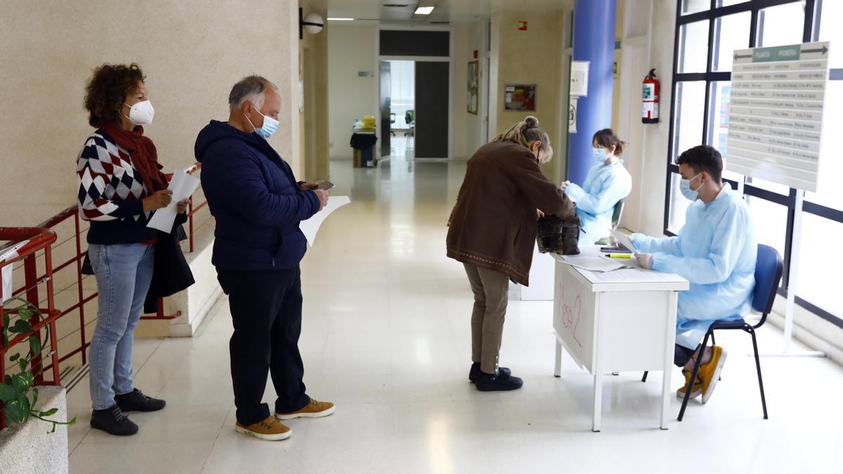 Varias personas esperan para ser vacunadas con Janssen, hace unos meses, en el centro de salud Las Fuentes Norte