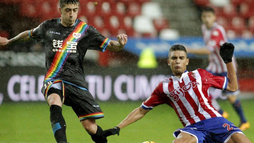 Un jugador del Rayo luce una camiseta con la franja con los colores del arco iris, símbolo de igualdad y tolerancia con la diversidad sexual