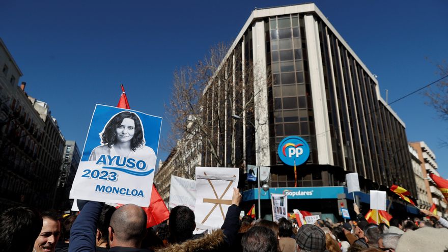 Seguidores de Ayuso protestan ante la sede del PP.