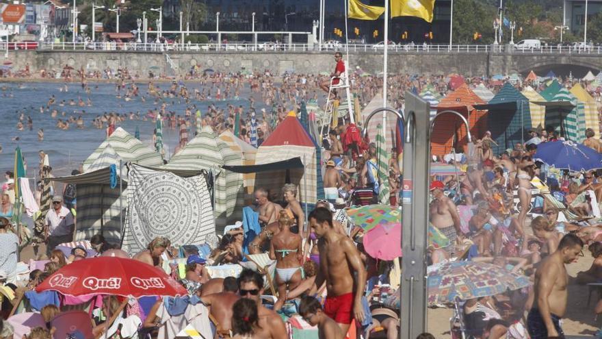 Los asturianos no soportan las aglomeraciones veraniegas en playas y piscinas