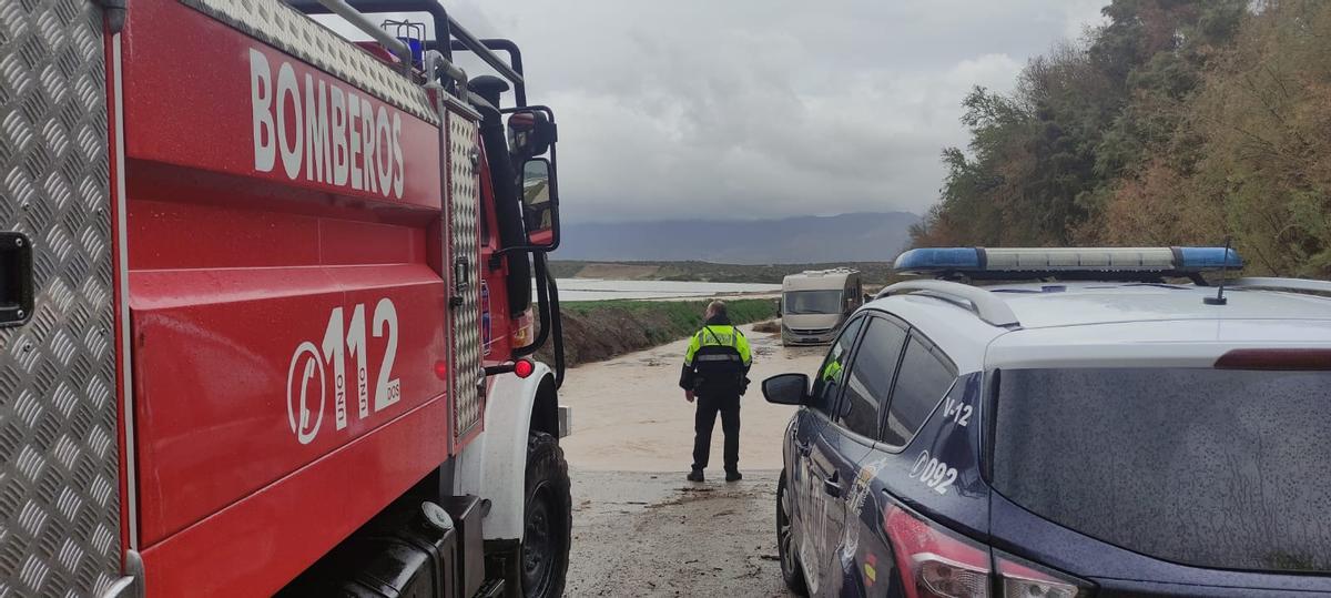 Rescate de una caravana en Águilas por la lluvia