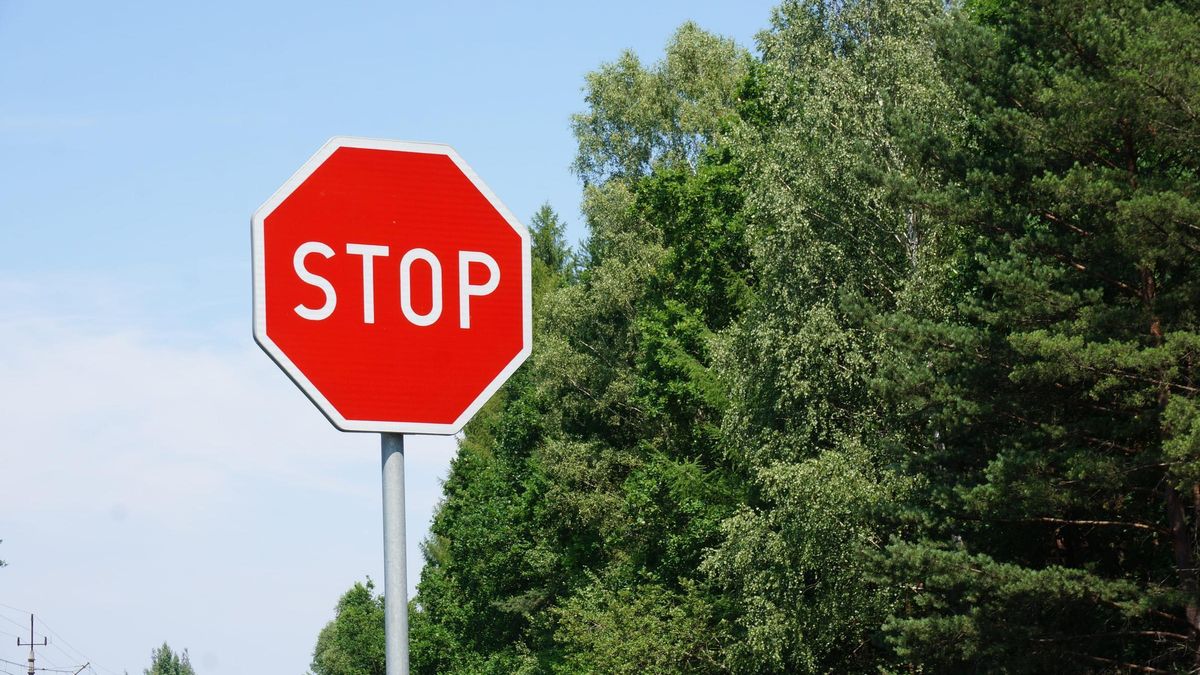 La DGT pone el foco en saltarse un Stop: Esta es la multa que te pueden poner
