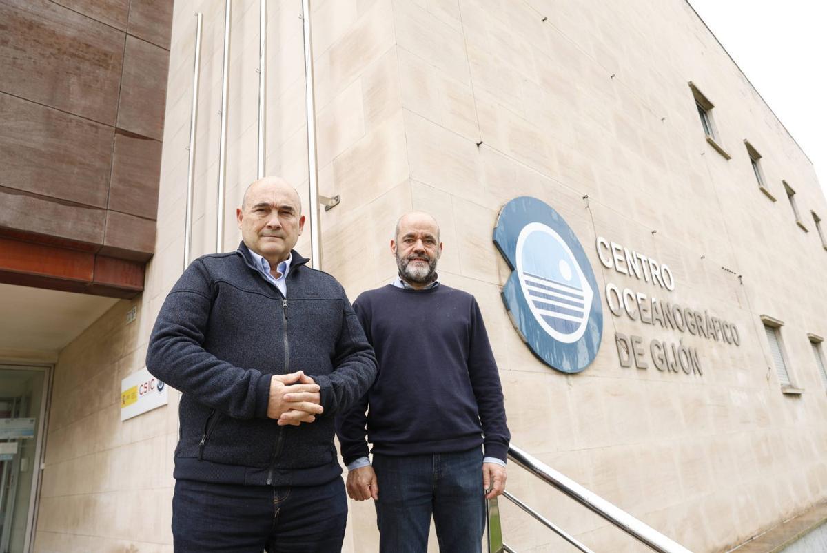 Por la izquierda, Javier Cristobo y Rafael González-Quirós, ayer, en la entrada d el Centro Oceanográfico de Gijón.  | ÁNGEL GONZÁLEZ