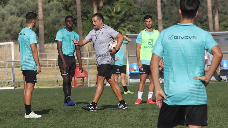 Germán Serrano da instrucciones durante la sesión de entrenamiento de hoy en la Ciudad Deportiva.