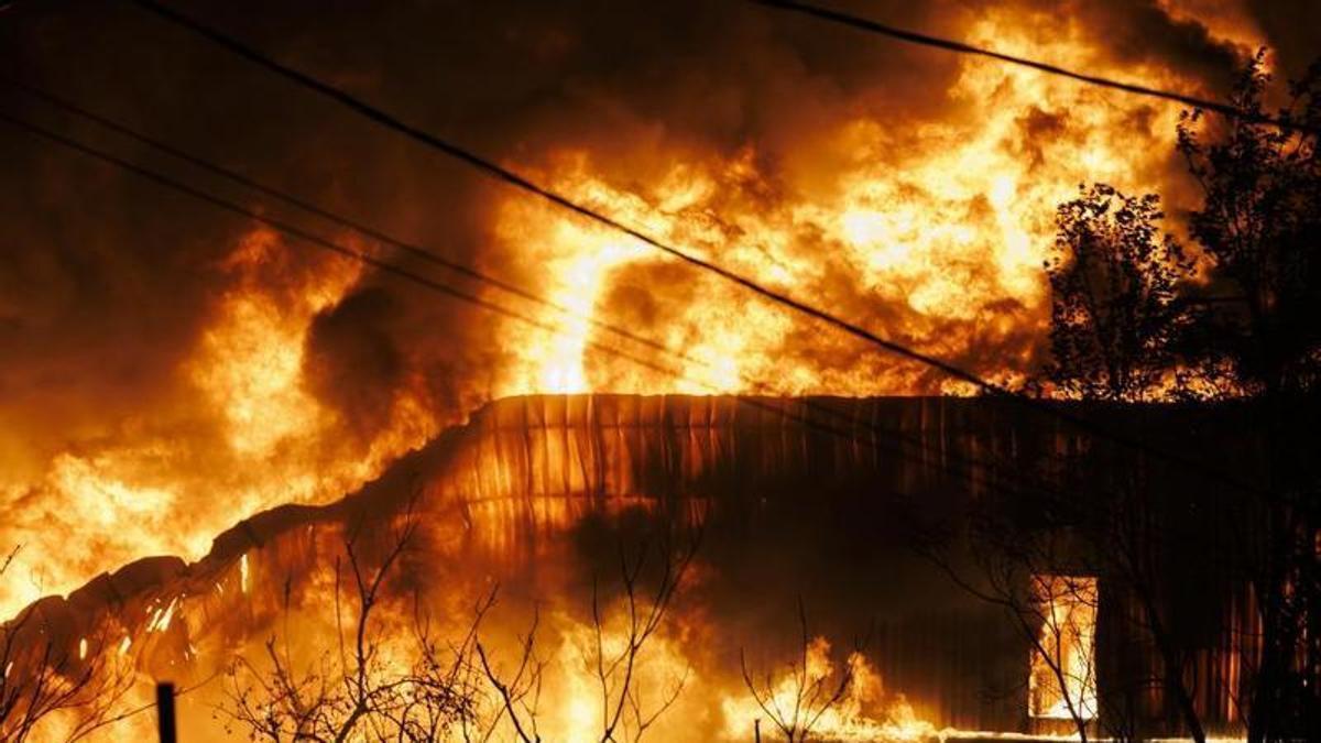 Incendio en planta de reciclaje de Salónica obliga a evacuaciones y cubre la ciudad de humo tóxico