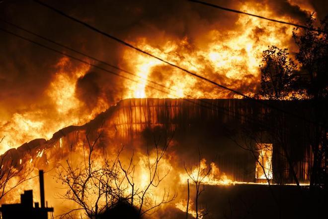 Un incendio fuera de control cerca de la ciudad griega de Salónica obliga a evacuar viviendas