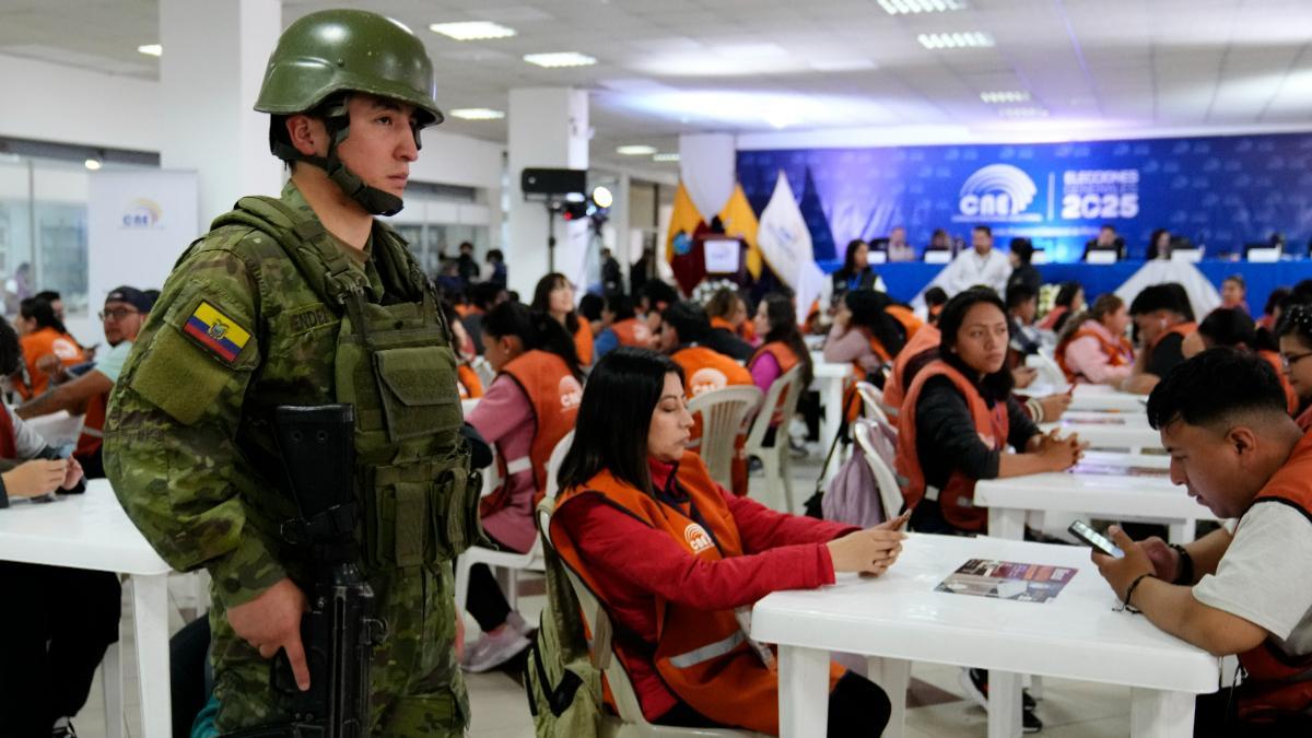 Un soldado patrulla un centro de conteo de votos en Quito, Ecuador, el lunes 10 de febrero de 2025.
