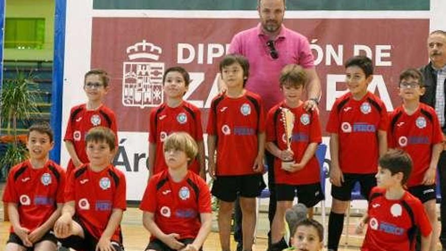 Varios de los equipos premiados en el acto de cierre de temporada en los Juegos Escolares.  Fotos javier de La Fuente