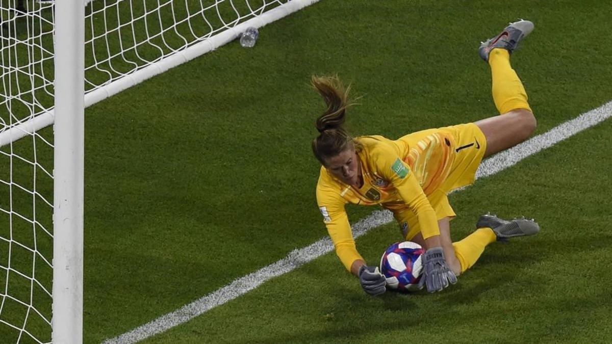 Alyssa Naeher salva a Estados Unidos al detener el penalti que habría supuesto el 2-2 para Inglaterra.