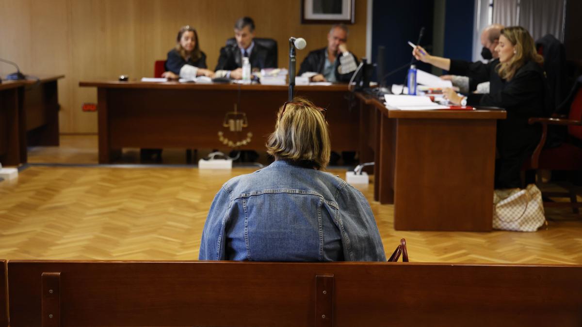 La acusada, en el banquillo de la Audiencia de Vigo.