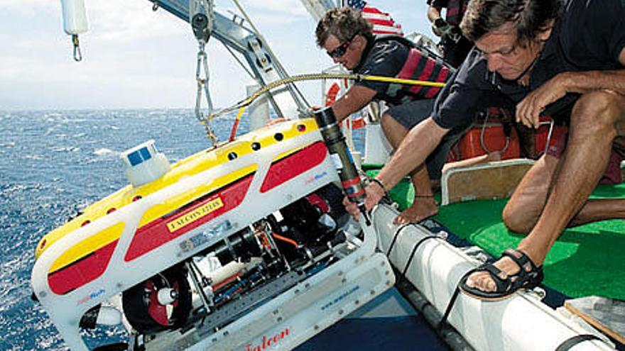 Parte de la tripulación de Oceana con el robot de observación en las profundidades marinas.