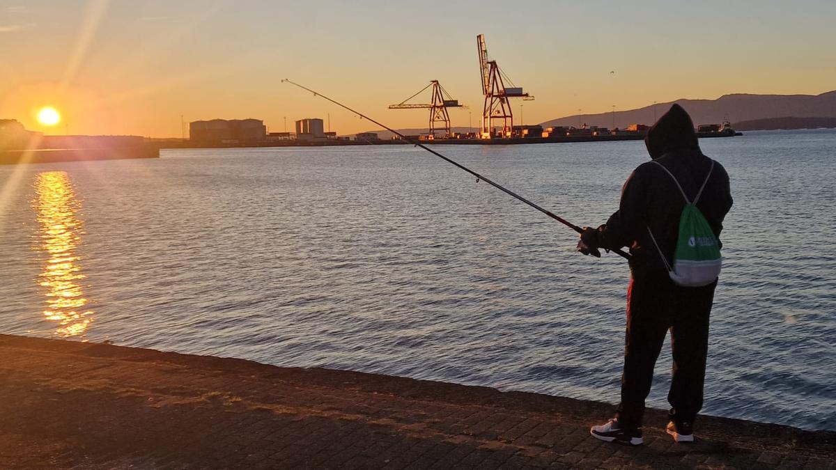 Un pescador recreativo en el puerto de Vilagarcía.