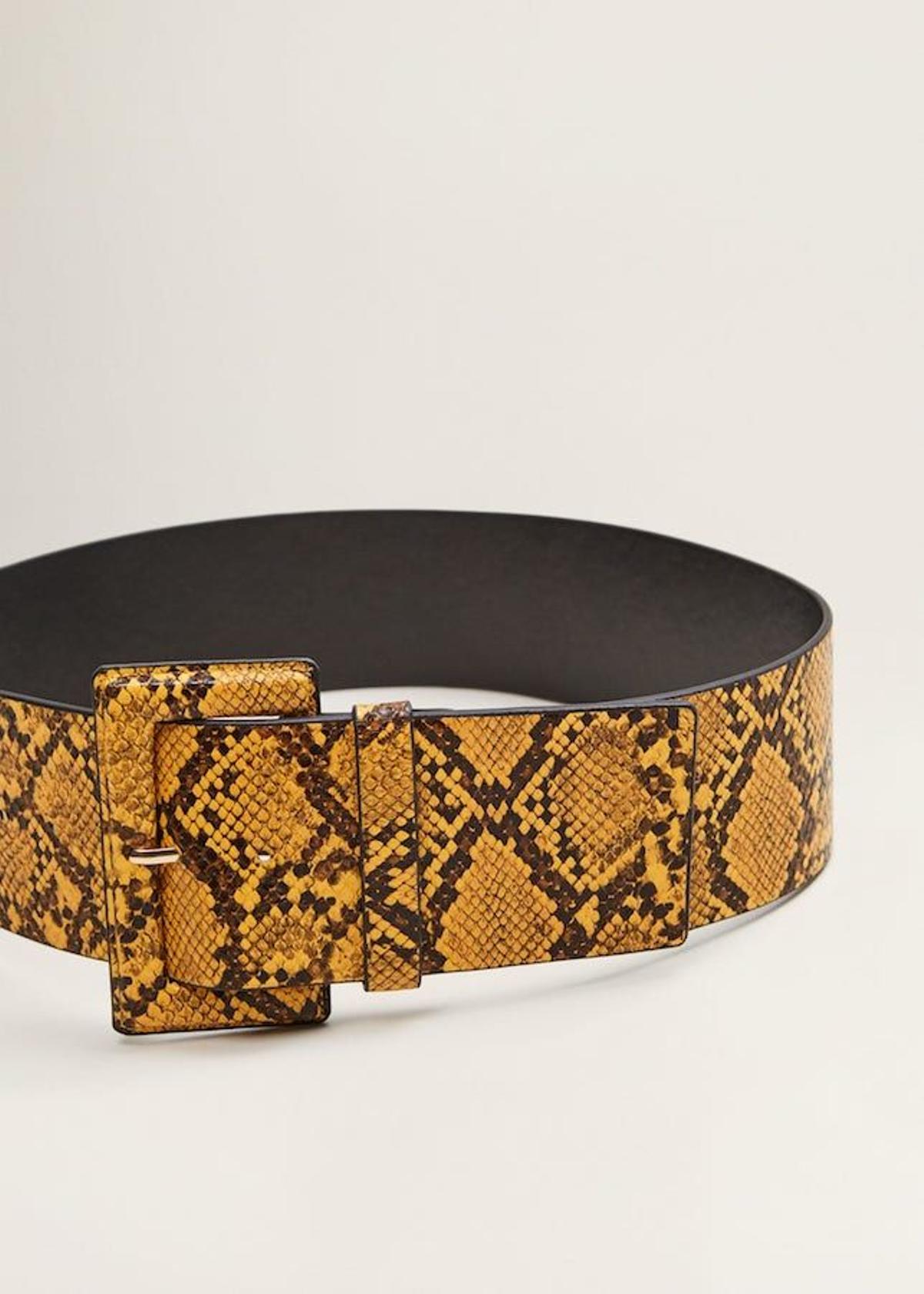 Cinturón en piel con estampado de serpiente, de Mango