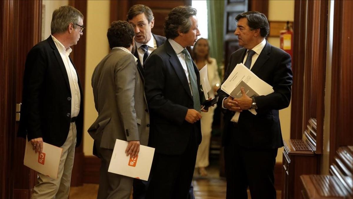 El portavoz del PP conversa con José Manuel Villegas y Miguel Ángel Gutiérrez tras la Junta de Portavoces.