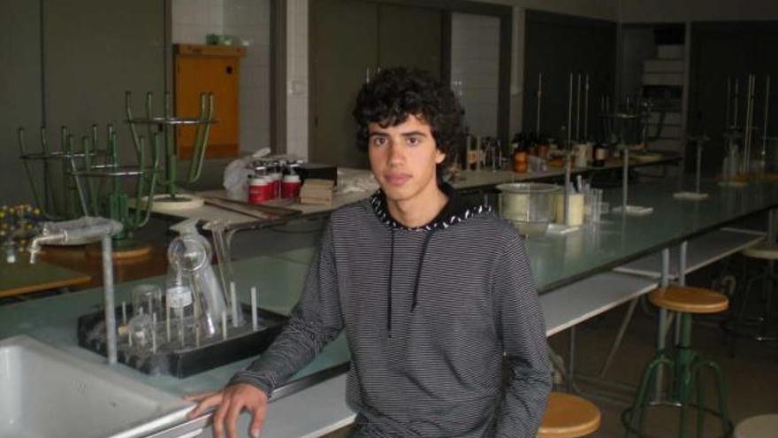 Laboratorio. Juan Carlos Criado, ganador de las XXI Olimpiadas de Física a nivel nacional.