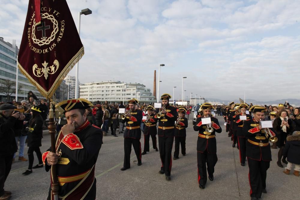 Una multitud recibe a los Reyes Magos en Gijón.