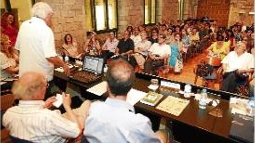 El conferenciant va omplir la sala del CaixaFòrum Girona.