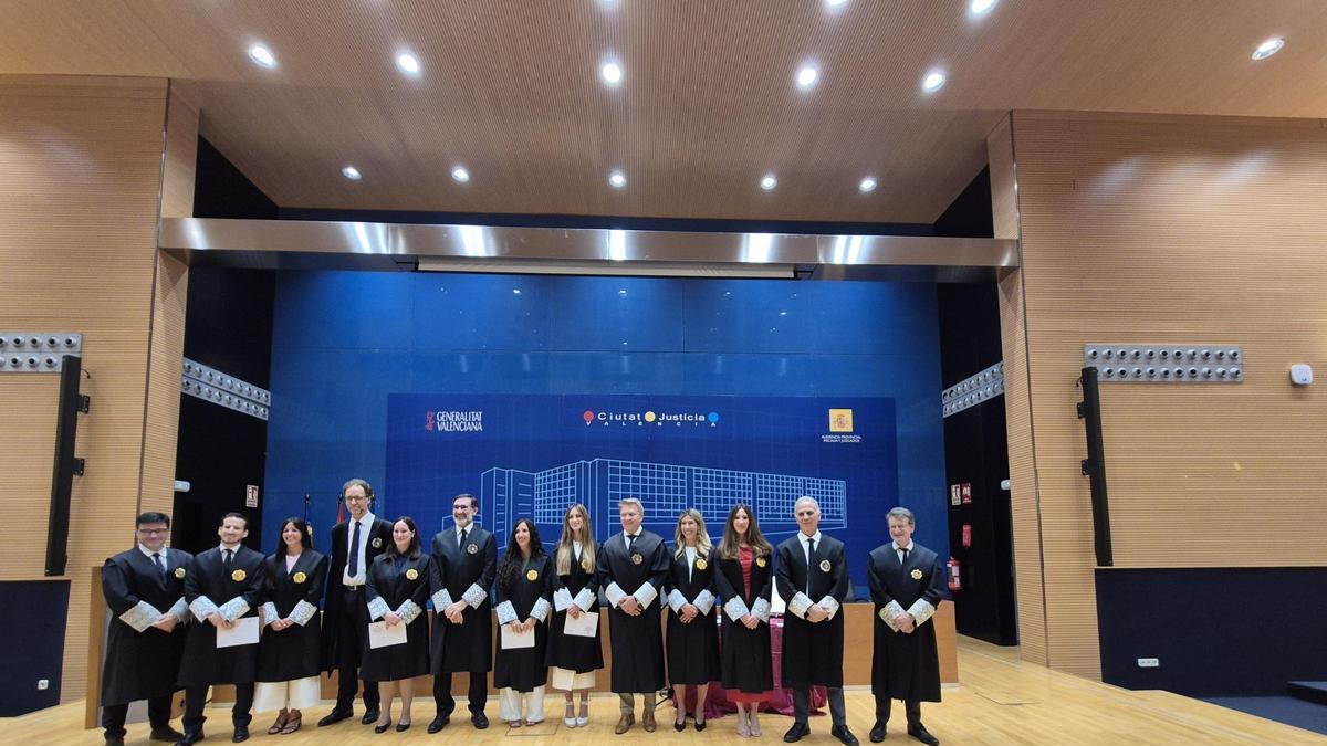 Foto de familia de los nuevos magistrados junto al presidente del TSJ, Manuel Baeza.