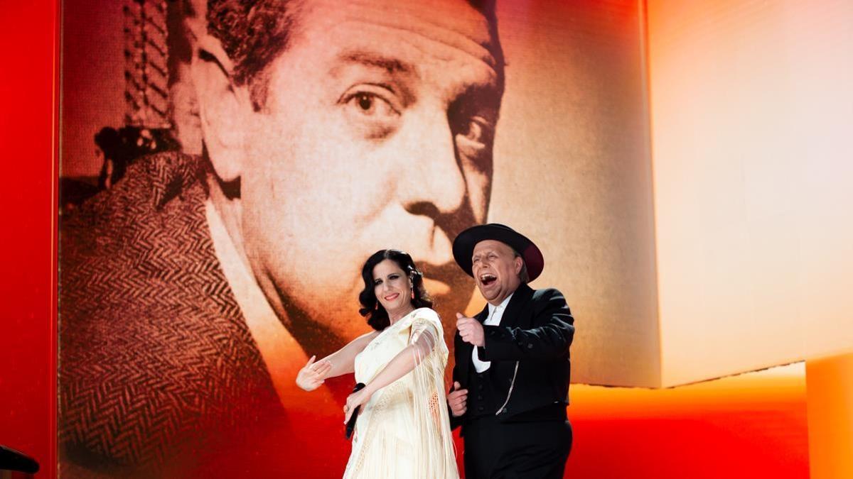 La cantante Diana Navarro y el comico Carlos Latre durante su actuacion en los Premios Goya 2021 celebrados en Madrid  a 6 de marzo de 2021   06 MARZO 2021  Ana Belen Fernandez   Academia d  06 03 2021