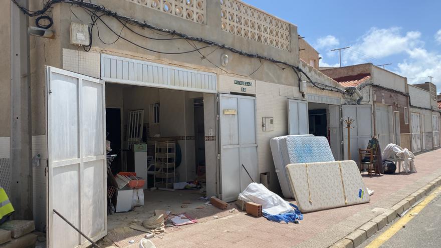 Costas vacía y tapia tres casas en playa Babilonia de Guardamar para demolerlas