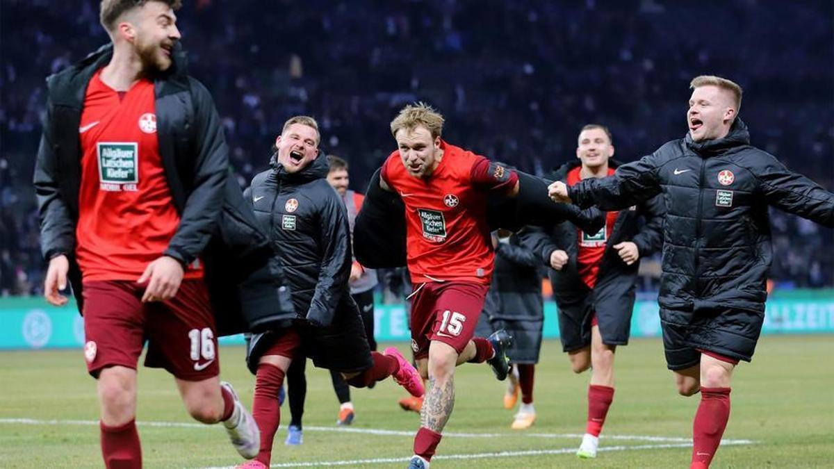 El Kaiserslautern celebra su pase a las semifinales de la Copa de Alemania.