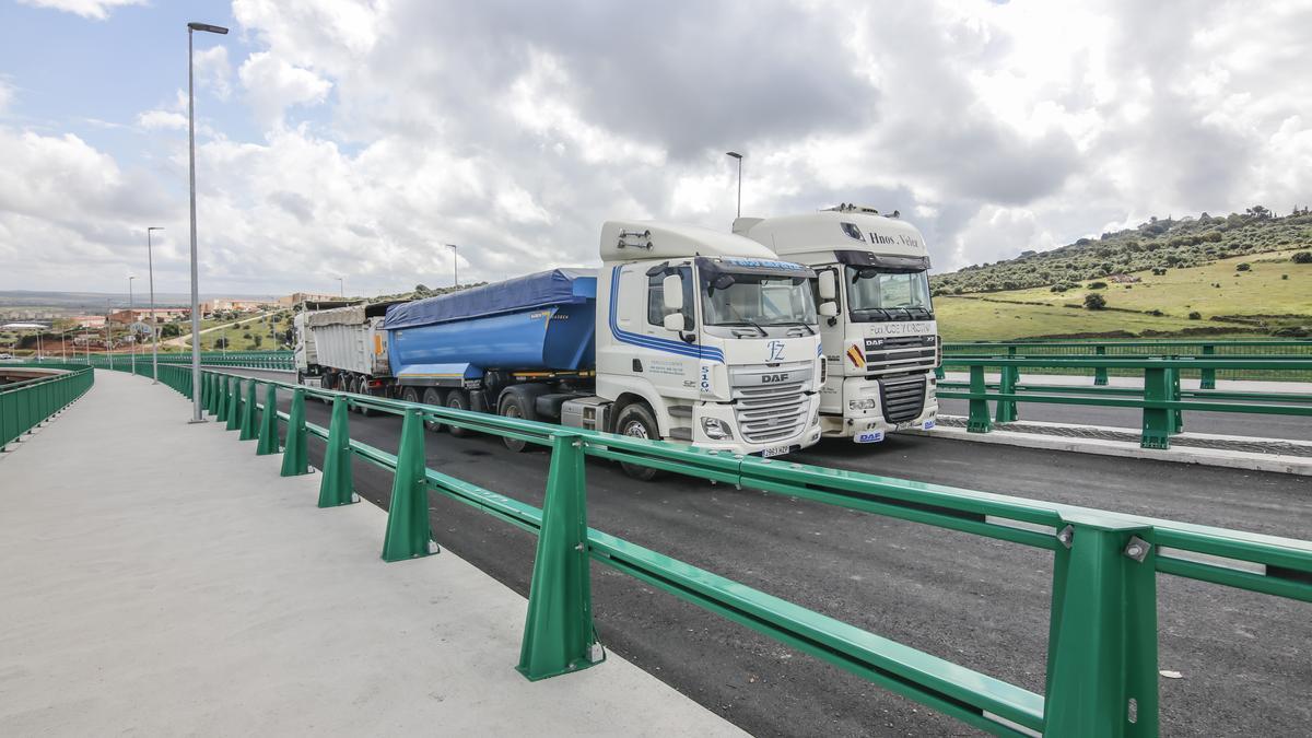 Camiones sobre el viaducto, este lunes, en la prueba de carga.