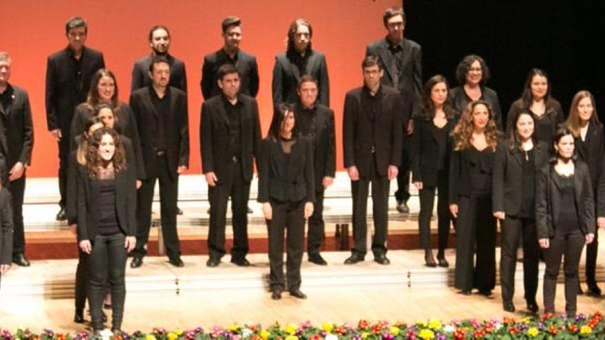 El Coro de Cámara Musical Santa Cecilia de Onda durante su actuación en el certamen.