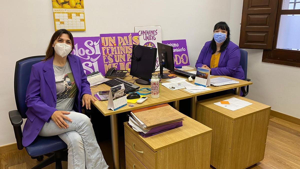 Las concejalas de Podemos, en su despacho, donde está la 'libretrueka'.