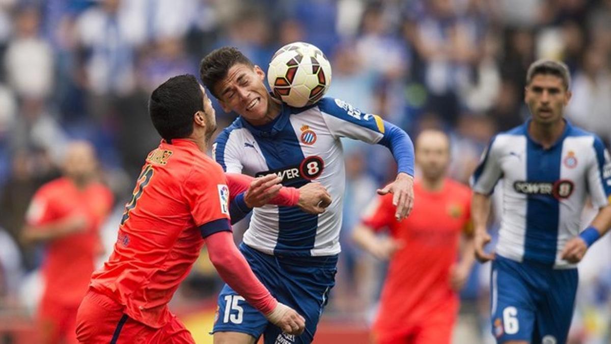 Héctor Moreno y Luis Suárez, en el último derbi en Cornellà.