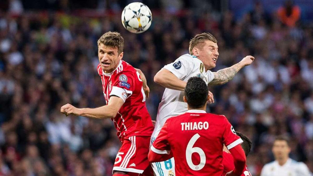 Toni Kroos disputa un balón con Müller