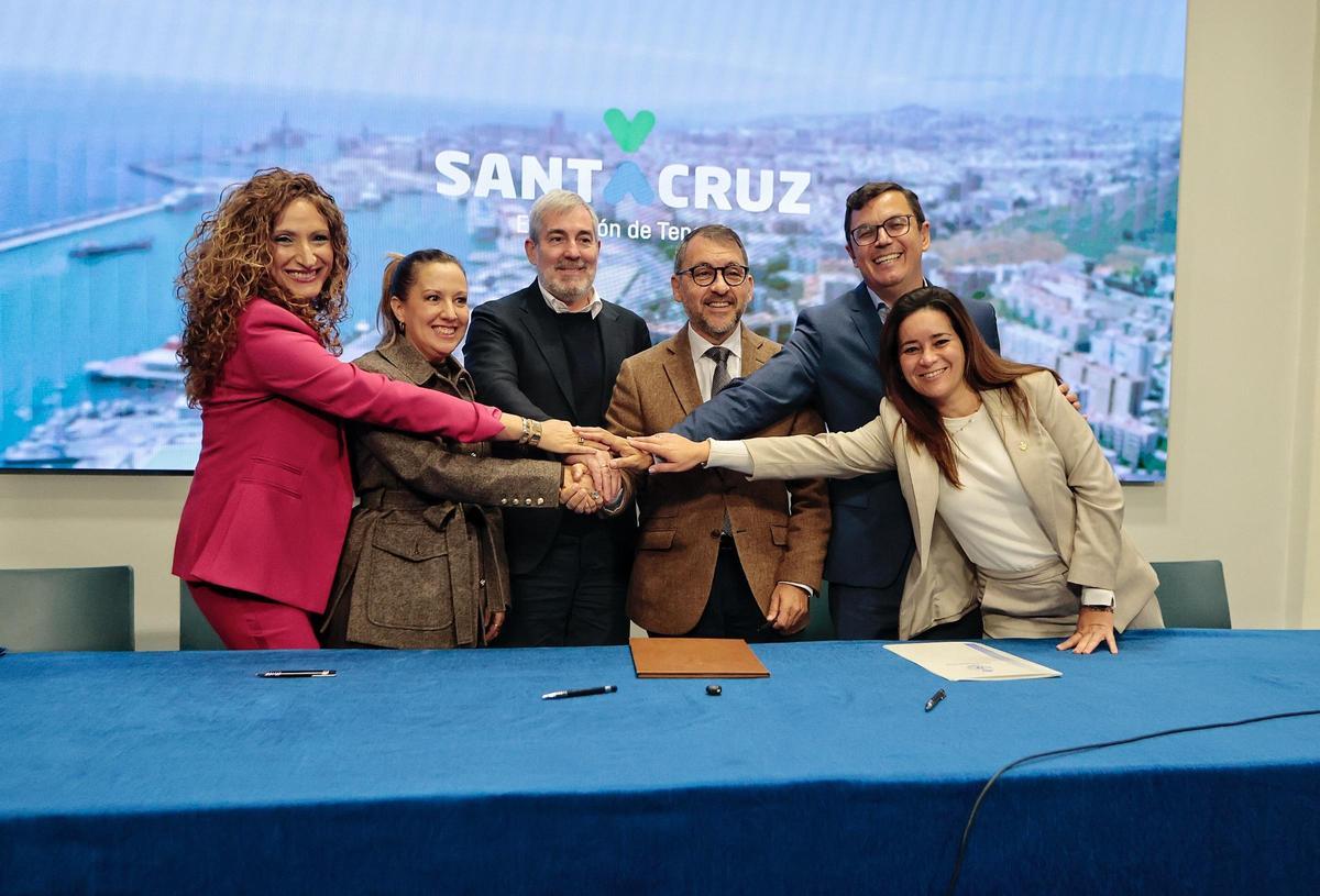 Firma del convenio entre administraciones para construir viviendas en Santa Cruz.
