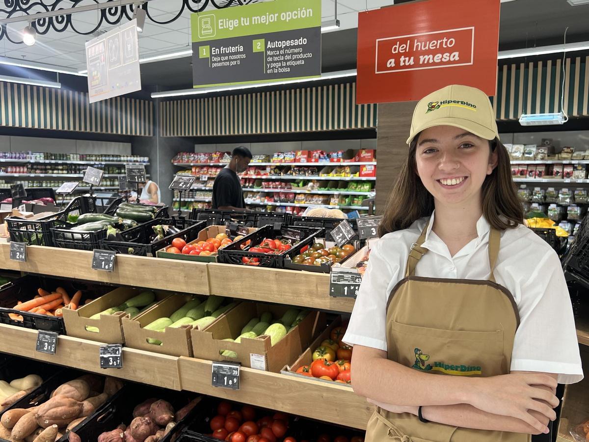 Yanely Macías en su sección de fruteria en Hiperdino