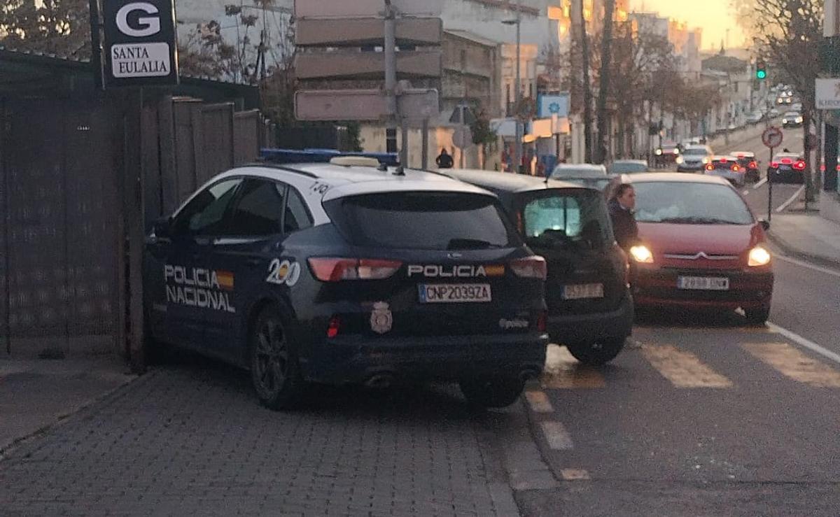 Colisión entre un coche policial y un vehículo en el centro.