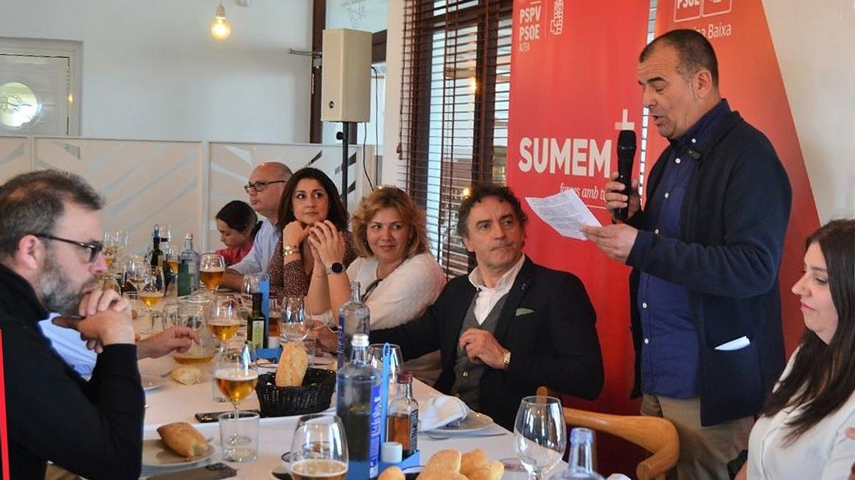 El candidato socialista de Altea, Deo Sanchez, durante su encuentro con Francesc Colomer y alcaldes socialistas de la comarca