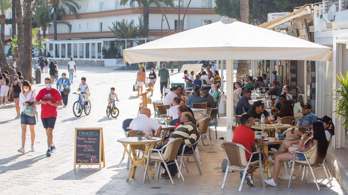 Bares y restaurantes de Ibiza podrán tener 8 personas por mesa en las  terrazas y abrir hasta las 23.30 - Diario de Ibiza